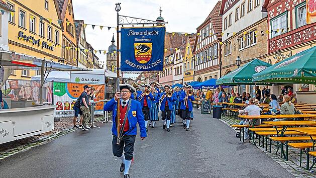 Um 18 Uhr marschieren am Samstag die Ehreng&auml;ste ein, mit dem Blasorchester vorneweg. Rudolf Hein/Archiv