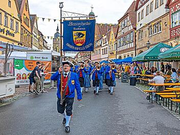 Um 18 Uhr marschieren am Samstag die Ehreng&auml;ste ein, mit dem Blasorchester vorneweg. Rudolf Hein/Archiv