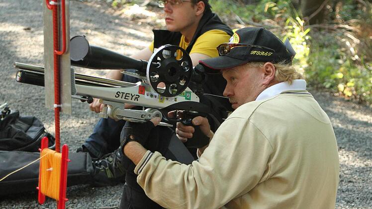 Viel mit Organisation beschäftigt, aber auch mit Konzentration im Wettbewerb dabei: Landessportleiter Horst Lehnert (vorne) aus Bischwind.