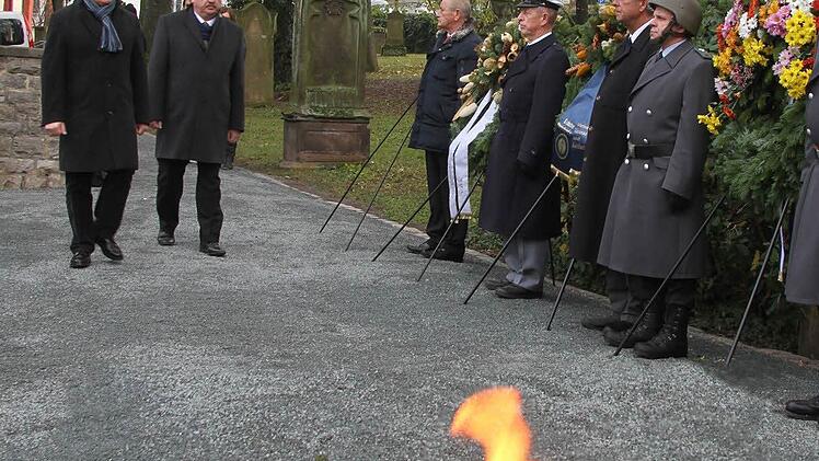 Oberbürgermeister Henry Schramm und Landrat Klaus Peter Söllner auf dem Weg zum Kriegerdenkmal.