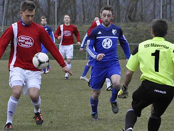 Ball unter Kontrolle: Johannes Kanz (links) schirmt die Kugel gegen den Kissinger Arek Porombka ab. TSV-Keeper Johannes Wolf (rechts) eilt seinem Mitspieler zur Hilfe. Foto: Anja Schmitt
