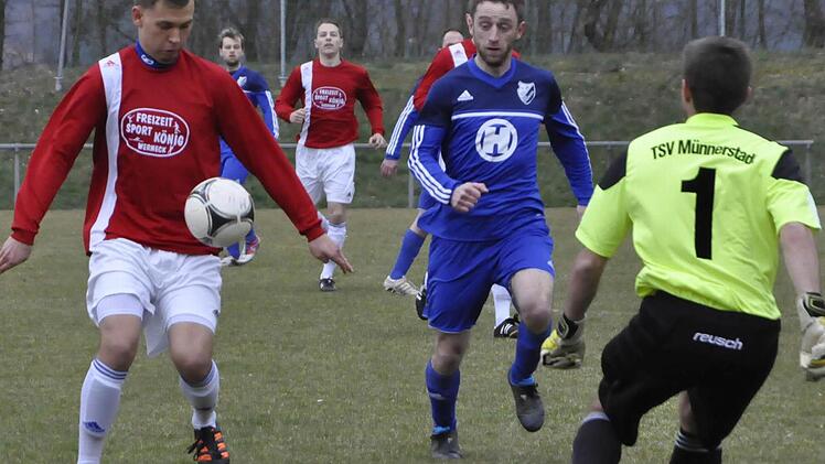 Ball unter Kontrolle: Johannes Kanz (links) schirmt die Kugel gegen den Kissinger Arek Porombka ab. TSV-Keeper Johannes Wolf (rechts) eilt seinem Mitspieler zur Hilfe. Foto: Anja Schmitt