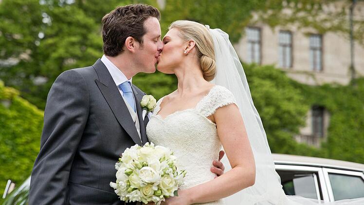 Anton Andreas Graf von Faber-Castell und Ehefrau Kate k&uuml;ssen sich nach ihrer kirchlichen Hochzeit am 17.05.2014 vor dem f&uuml;rstlichen Schloss der Faber-Castells in Stein bei N&uuml;rnberg. Foto: Daniel Karmann/dpa