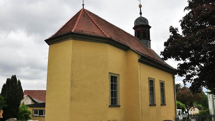 An der Kirche St. Sebastian in Steinsfeld stehen dringende Sanierungsarbeiten an. Die Gemeinde Wonfurt hat dafür in diesem Jahr 10 000 Euro im Haushalt eingeplant und in den nächsten zwei Jahren nochmals 100 000 Euro vorgesehen. Foto: Ulrike Langer