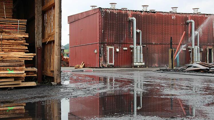Nach dem Brand im Sägewerk in Untererthal Foto: Benedikt Borst