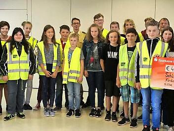 "Jeden Tag eine gute Tat": Gruppenbild mit Schülerlotsen und den Offiziellen Foto: p