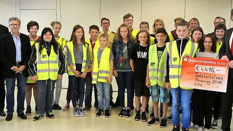 "Jeden Tag eine gute Tat": Gruppenbild mit Schülerlotsen und den Offiziellen Foto: p