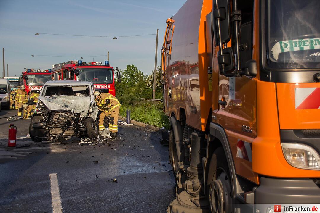 Schwerer Unfall in Fürth: Kleintransporter kracht in Kehrfahrzeug