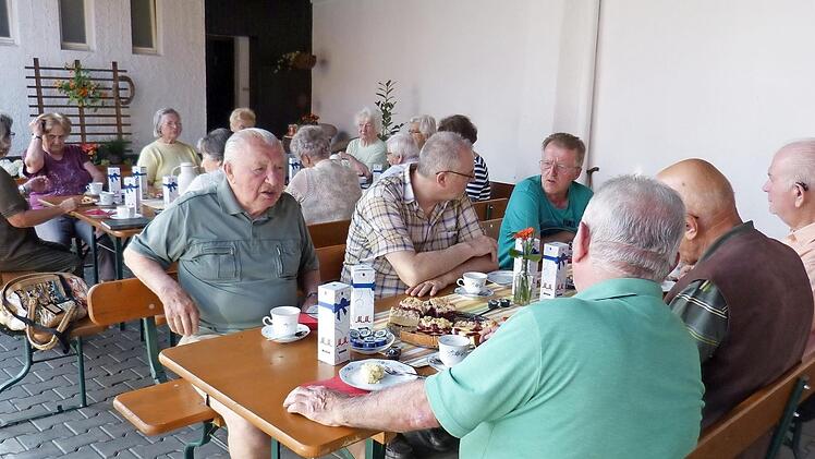 Alle acht Wochen kommen die Senioren zum Plaudern, Essen und Trinken zusammen.  Foto: Carmen Schwind