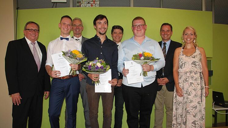 52 junge Männer und Frauen der Adalbert-Raps-Schule haben die Abiturprüfung bestanden. Das Foto zeigt die Schulbesten (vorne, von links) Lukas Hennemann, Lukas Deichsel und Jonas Wölfel mit den Offiziellen. Foto: Stephan Stöckel