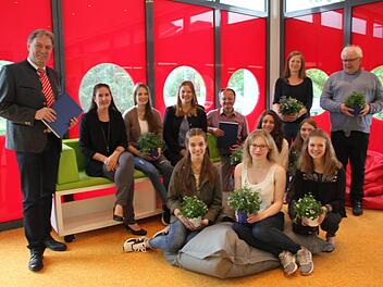 Sie sind stolz auf ihr Ergebnis: Die acht Abiturientinnen, die ihre Forschungsarbeiten im 26 Band der Schriftenreihe zur Landes- und Heimatkunde verewigt haben. Mit im Bild: Landrat Klaus Löffler, die Studienrätin Verena Zeuß,der  Leiter der Kreisbibliothek Rudolf Pfadenhauer, Anna Grässle sowie Studiendirektor Leonhard Welscher (hintere Reihe 1., 2. 5. 6., 7. von links).Veronika Schadeck