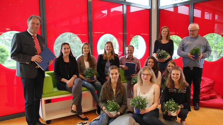 Sie sind stolz auf ihr Ergebnis: Die acht Abiturientinnen, die ihre Forschungsarbeiten im 26 Band der Schriftenreihe zur Landes- und Heimatkunde verewigt haben. Mit im Bild: Landrat Klaus Löffler, die Studienrätin Verena Zeuß,der  Leiter der Kreisbibliothek Rudolf Pfadenhauer, Anna Grässle sowie Studiendirektor Leonhard Welscher (hintere Reihe 1., 2. 5. 6., 7. von links).Veronika Schadeck