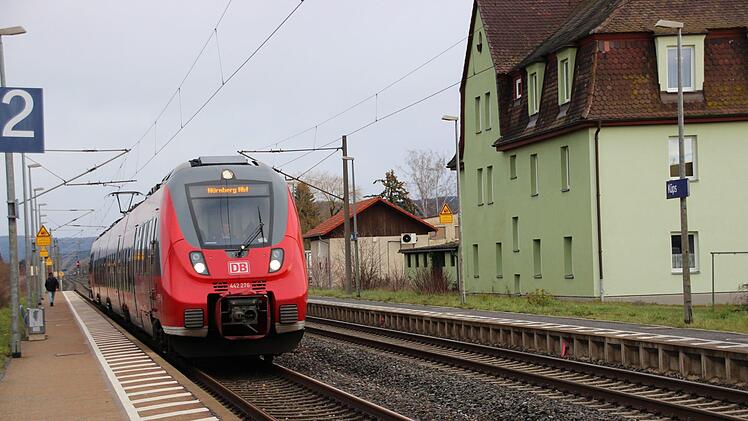Ein Regional-Express Richtung Nürnberg hält am Küpser Gleis 2. Foto: Andreas Schmitt