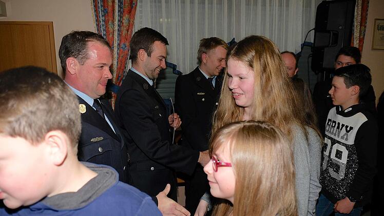 Per traditionellem Handschlag begrüßte Kommandant Heim (vorne, von links): Paul Kohlhepp, Johanna Heim, Lara Schuchardt und  (hinten, von links): Joshua Eikermann, Lina Heim und Lennart Wirth. Gerd Schaar
