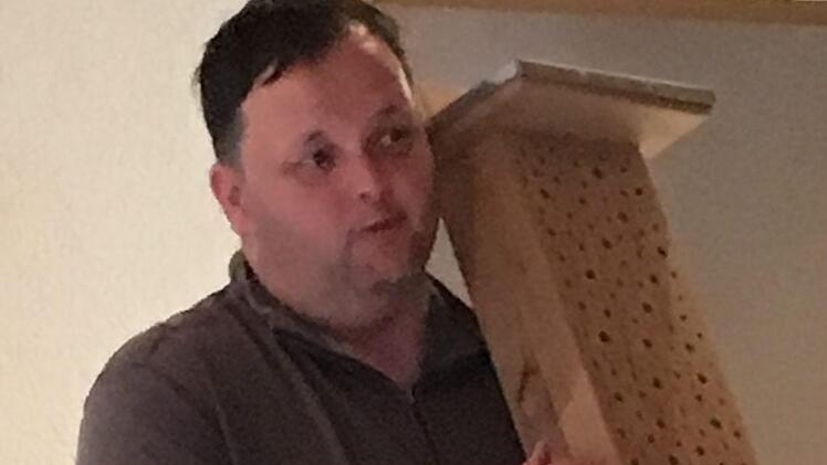Vorsitzender Dieter Schölzke mit Nisthilfe.Kerstin Väth
