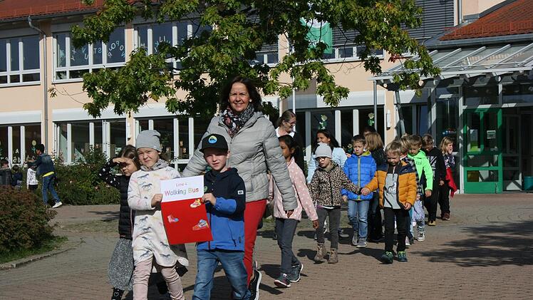Mit diesen Plakaten liefen die Erstklässler die Schulwege ab. Foto: Maria Löffler