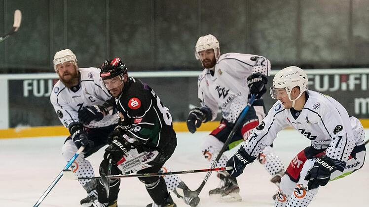 Wenn die Höchstadt Alligators wie hier Milan Kostourek im Hinspiel gegen Weiden vor zwei Wochen in Unterzahl agieren, ist die Wahrscheinlichkeit eines Gegentreffers hoch. Am Dienstag gelang den Blue Devils im Rückspiel zuhause vier Mal ein Tor in dieser Konstellation. Andreas Klupp