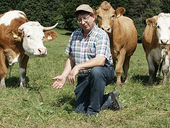Gerald Heinle an der Stelle unterhalb des Berghaus Rh&ouml;n, wo seiner Meinung nach ein Wolf ein frisch geborenes K&auml;lbchen gerissen haben soll. Der Gerodaer Landwirt kritisiert die Beh&ouml;rden und ihren Umgang mit dem gro&szlig;en Beutegreifer.