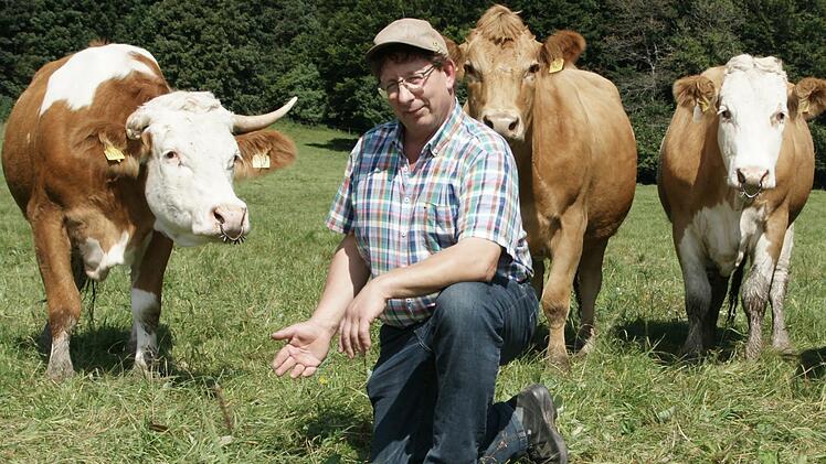 Gerald Heinle an der Stelle unterhalb des Berghaus Rh&ouml;n, wo seiner Meinung nach ein Wolf ein frisch geborenes K&auml;lbchen gerissen haben soll. Der Gerodaer Landwirt kritisiert die Beh&ouml;rden und ihren Umgang mit dem gro&szlig;en Beutegreifer.