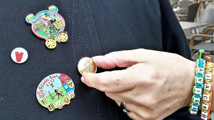 Am Tag des Schornsteinfegers durften die Spender in der Hoffnung auf etwas Glück nach altem Brauch am goldenen Knopf der Schornsteinfeger-Montur drehen. Foto: Sigismund von Dobschütz