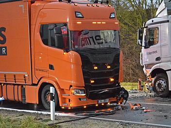 Bevor das Unfallopfer geborgen werden konnte, mussten die Rettungskr&auml;fte erst das Dach seines Autos entfernen.