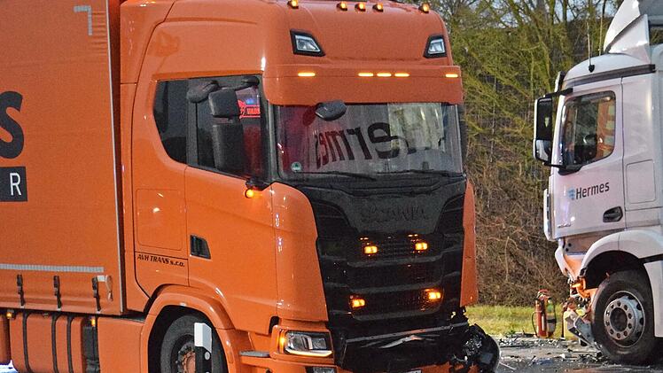 Bevor das Unfallopfer geborgen werden konnte, mussten die Rettungskr&auml;fte erst das Dach seines Autos entfernen.