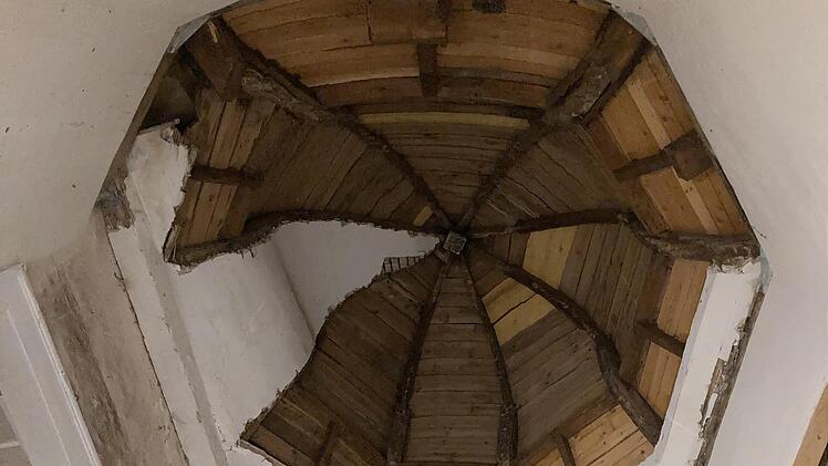 Der Dachstuhl über dem Treppenturm ist von unten sichtbar.