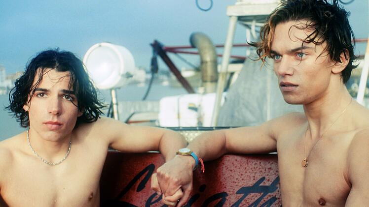 Martin (Joann Brezot, links) und Alexandre (Félix Nebel) sind sehr verschieden und doch enge Freunde. Im Sommer lernen die beiden Jungs aus dem Badeort Les Sables-d'Olonne ein schönes Mädchen kennen, das mit seiner Pariser Familie die Großmutter besucht. Die Bande jenes Sommers erzählt die Serie "Die Jahreszeiten" bis ins Jahr 2022 weiter.