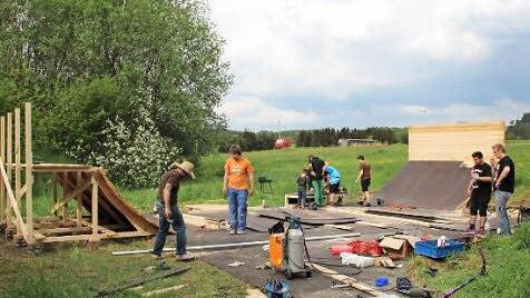 Noch herrscht Baustellen-Atmosphäre auf dem Platz, aber bald fahren hier Kinder mit ihren BMX-Rädern, Skateboards und Rollern herum.