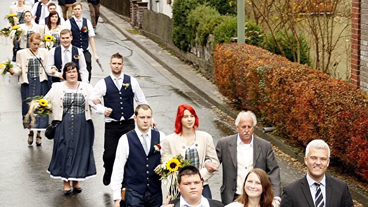 Der Regen hatte pünktlich zum Umzugsbeginn aufgehört und so konnten die Kermespaare zusammen mit Bürgermeister Timo Ehrhardt, rechts außen und Pfarrer Beck (rechts dahinter) angeführt vom Musikverein Lauenstein durch das nördlichste Frankenwalddorf im Landkreis Kronach marschieren. Fotos: Simone Büttner