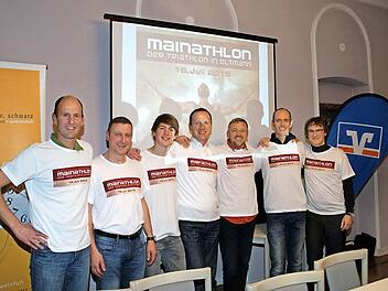 Die Köpfe des Mainathlon (von links): Matthias Pfuhlmann, Joachim Stark, Felix Pfuhlmann, Schirmherr Bürgermeister Michael Ziegler, Ralf Steinhäuser, Uli Pfuhlmann und Jens Witthüser vor der "Symbolfigur", Bodybuilder Stefan Häußler aus Bamberg.  Foto: Sabine Weinbeer