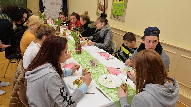 Den Gästen schmeckt's. Foto: Ronald Rinklef