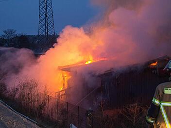 Am späten Sonntagnachmittag brennt eine landwirtschaftlich genutzte Lagerhalle in Fürth. Foto: NEWS5 / Bauer