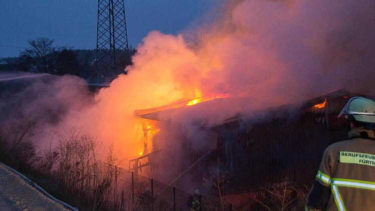 Am späten Sonntagnachmittag brennt eine landwirtschaftlich genutzte Lagerhalle in Fürth. Foto: NEWS5 / Bauer