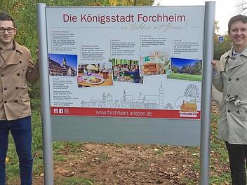 Seit Donnerstag steht auf der Sportinsel am Regnitz-Radweg eine neue Infotafel, die vor allem Radtouristen und Wohnmobilisten ansprechen sollen. Foto: Stadt Forchheim