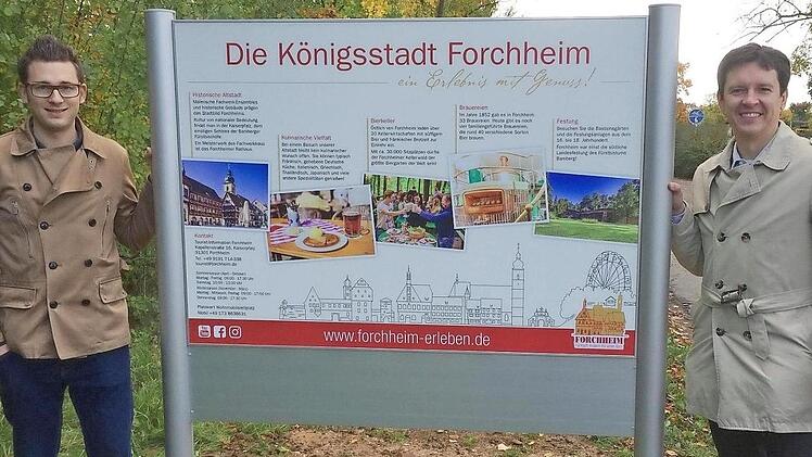 Seit Donnerstag steht auf der Sportinsel am Regnitz-Radweg eine neue Infotafel, die vor allem Radtouristen und Wohnmobilisten ansprechen sollen. Foto: Stadt Forchheim
