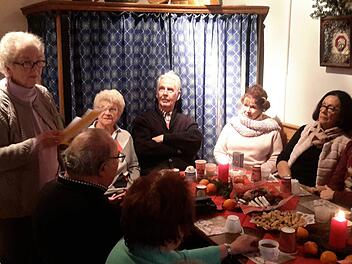 Aufmerksame Zuhörer hatte Else Prause (links stehend) bei ihren Wortbeiträgen in den Bad Brückenauer Heimatstuben. Die Ehrenbürgerin der Stadt lässt es sich auch mit ihren über 90 Jahren nicht nehmen, die traditionelle Zusammenkunft zu organisieren und mit Geschichten in Mundart zu bereichern. Foto: Rolf Pralle