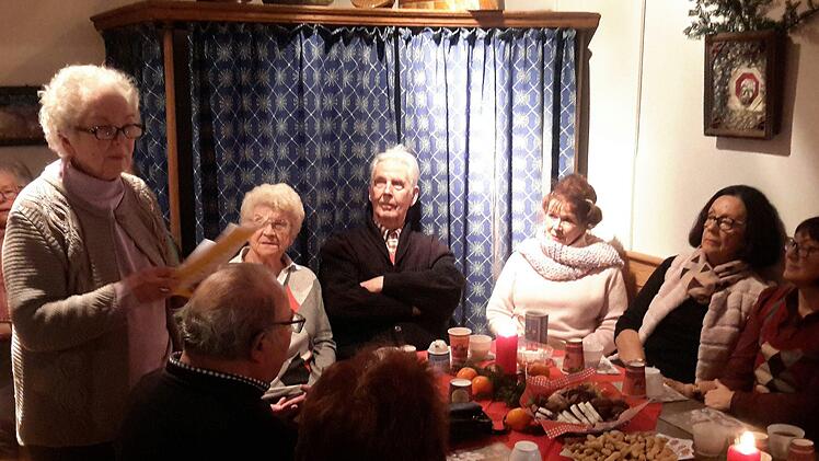 Aufmerksame Zuhörer hatte Else Prause (links stehend) bei ihren Wortbeiträgen in den Bad Brückenauer Heimatstuben. Die Ehrenbürgerin der Stadt lässt es sich auch mit ihren über 90 Jahren nicht nehmen, die traditionelle Zusammenkunft zu organisieren und mit Geschichten in Mundart zu bereichern. Foto: Rolf Pralle