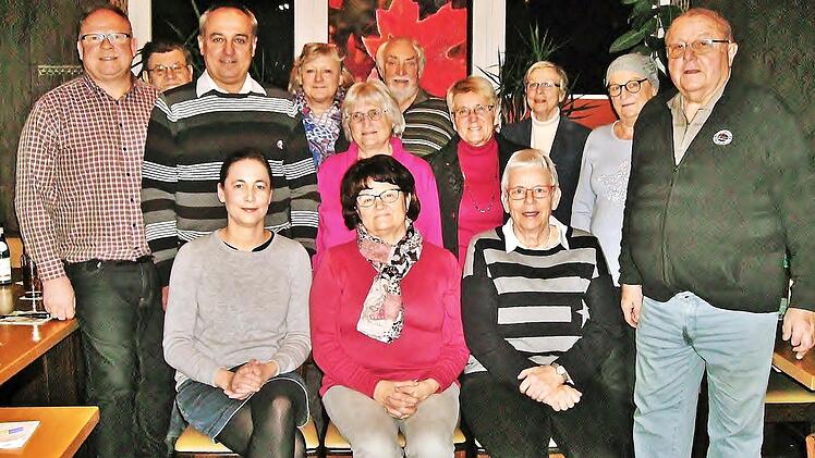 Mit einem Dankabend würdigte die Projektgruppe "In der Heimat wohnen" das segensreiche Schaffen der ehrenamtlichen Mitarbeiter und Helfer im Dienst an älteren Menschen. Vorne links Quartiersmanagerin Angela Lohmüller, dahinter Bürgermeister Robert Hümmer Foto: Bernd Kleinert
