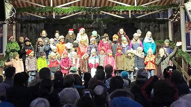 Die "Cäcilia-Spatzen" bei ihrem Auftritt auf dem Haupt-Podium des Christkindlesmarkts vor der Frauenkirche in Nürnberg Foto: privat