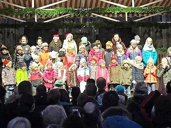 Die "Cäcilia-Spatzen" bei ihrem Auftritt auf dem Haupt-Podium des Christkindlesmarkts vor der Frauenkirche in Nürnberg Foto: privat