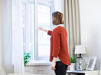 Wird oft unterschätzt: Wer nicht täglich die Fenster öffnet, lädt Schimmelpilze geradezu ein.  Foto: Christin Klose/dpa,