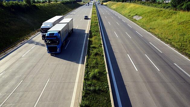 Der Handelsverband fordert, dass aufgrund der Omikron-Welle, das Sonntagsfahrverbot für Lkw aufgehoben wird. Symbolbild.