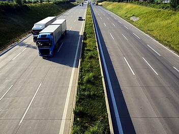 Der Handelsverband fordert, dass aufgrund der Omikron-Welle, das Sonntagsfahrverbot für Lkw aufgehoben wird. Symbolbild.