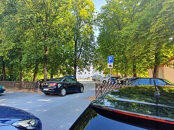 Auf dem Parkplatz hinter dem Hallenbad ist jede Lücke heiß begehrt. Auch davor wird zum Teil der Gehsteig zugeparkt. Foto: Christine Fischer