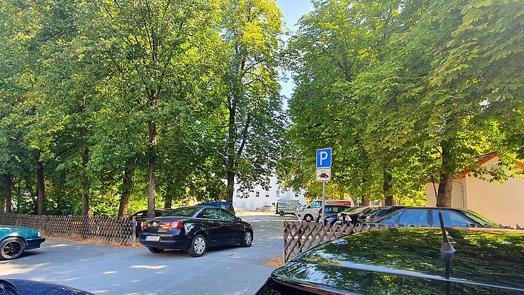 Auf dem Parkplatz hinter dem Hallenbad ist jede Lücke heiß begehrt. Auch davor wird zum Teil der Gehsteig zugeparkt. Foto: Christine Fischer