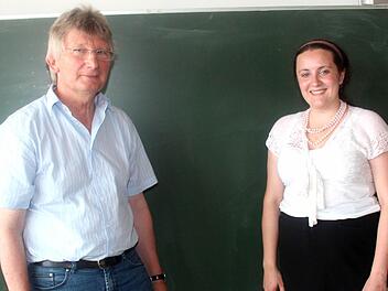 Johannes Hagen betreut Ekaterina Barbashina während ihres Praktikums am Gymnasium Höchstadt. Foto: Johanna Blum
