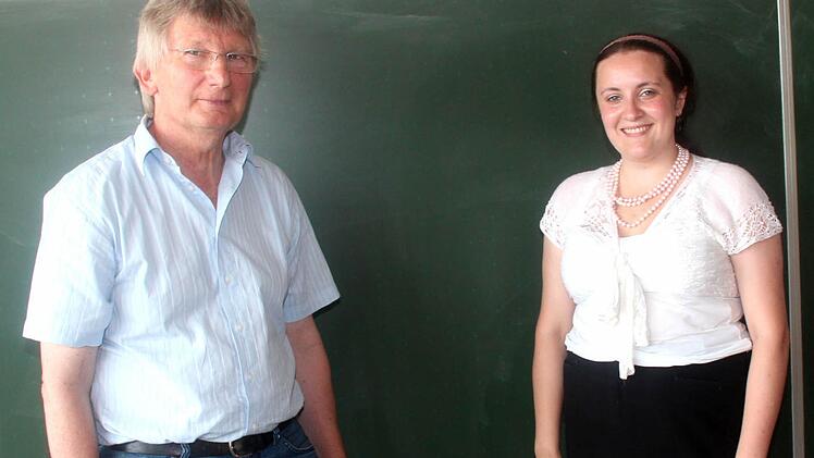 Johannes Hagen betreut Ekaterina Barbashina während ihres Praktikums am Gymnasium Höchstadt. Foto: Johanna Blum