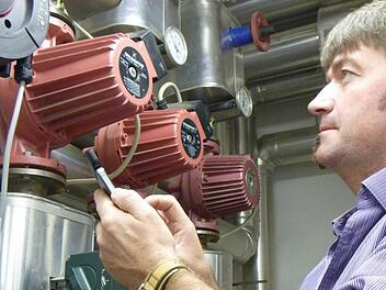 Energieberater Uwe Täuber hat die Heizung im Keller der Thurnauer Schule genau analysiert. Nun machte er dem Marktgemeinderat Einparvorschläge. Foto: Archiv/Katharina Müller-Sanke