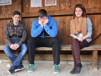 Florian Rüpplein, Jonas Lang und Patricia Mönch gehören zu den Jugendlichen, die sich einen Raum als Treffpunkt im Eberner Stadtteil Heubach wünschen. Sie möchten nicht mehr länger auf der Straße bzw. im Buswartehäuschen sitzen. Foto: Ralf Kestel